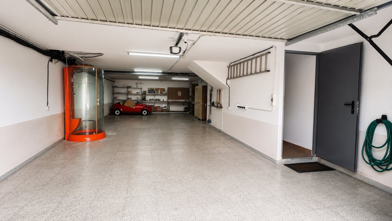 Funktionale Garage mit umfangreicher Stauraum-Lösung und praktischen Nebenräumen
