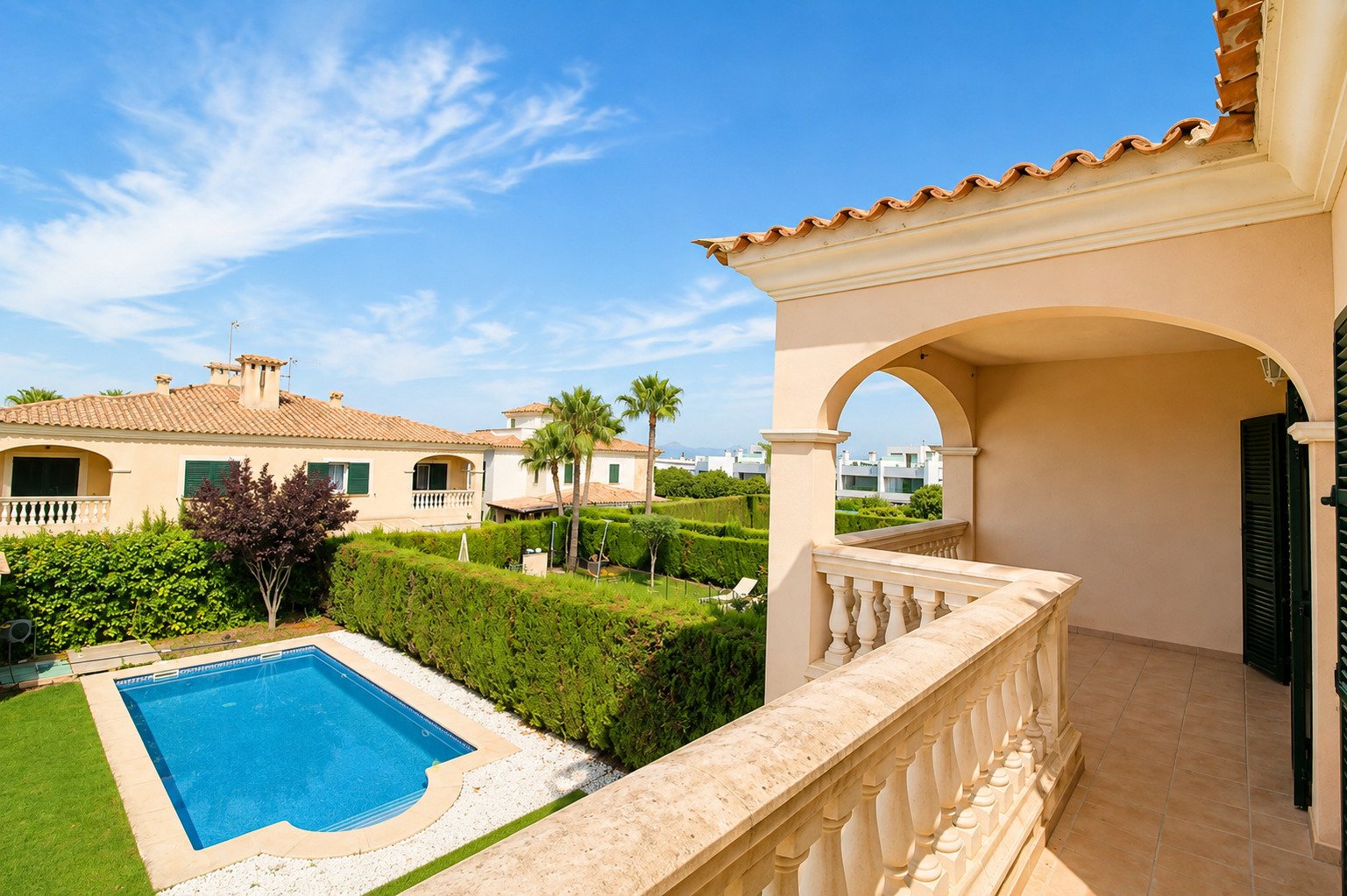 Elegante Terrasse mit Poolblick und klassischen Säulenarkaden Elegante Terrasse mit Poolblick und klassischen Säulenarkaden