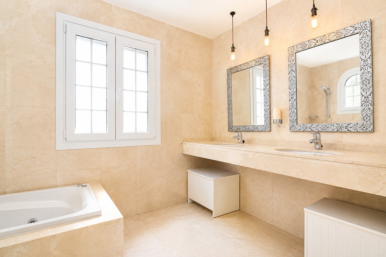 Luxuriöses Badezimmer mit Doppelwaschtisch, Badewanne und großzügiger Fensterfront Luxuriöses Badezimmer mit Doppelwaschtisch, Badewanne und großzügiger Fensterfront