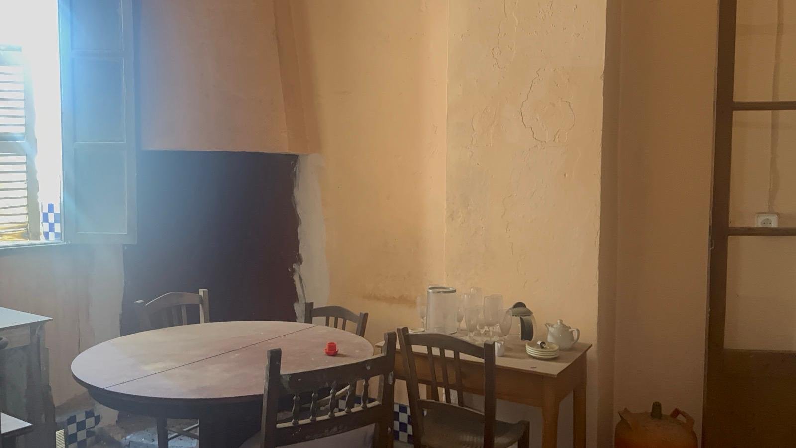 Gemütliches Esszimmer mit hohen Decken und rustikalem Charakter