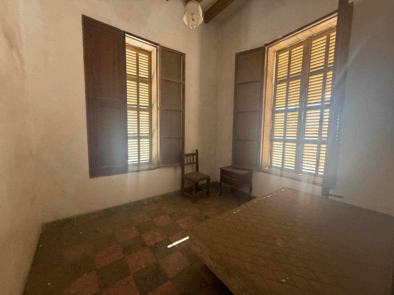 Helles Zimmer mit Fensterfront und natürlicher Lichtdurchflutung