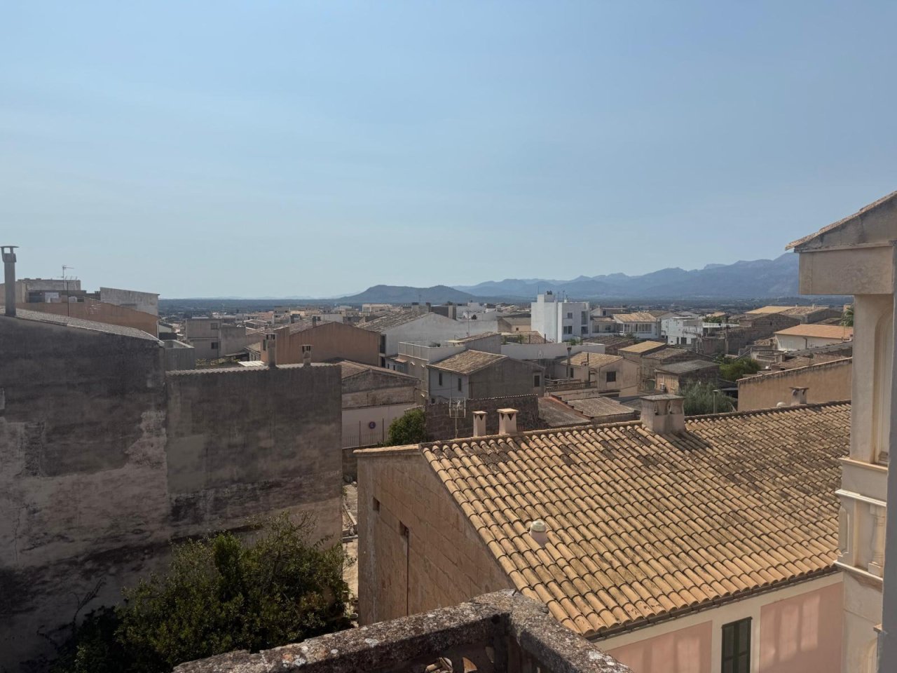 Panoramablick über die historische Altstadt mit Bergkulisse