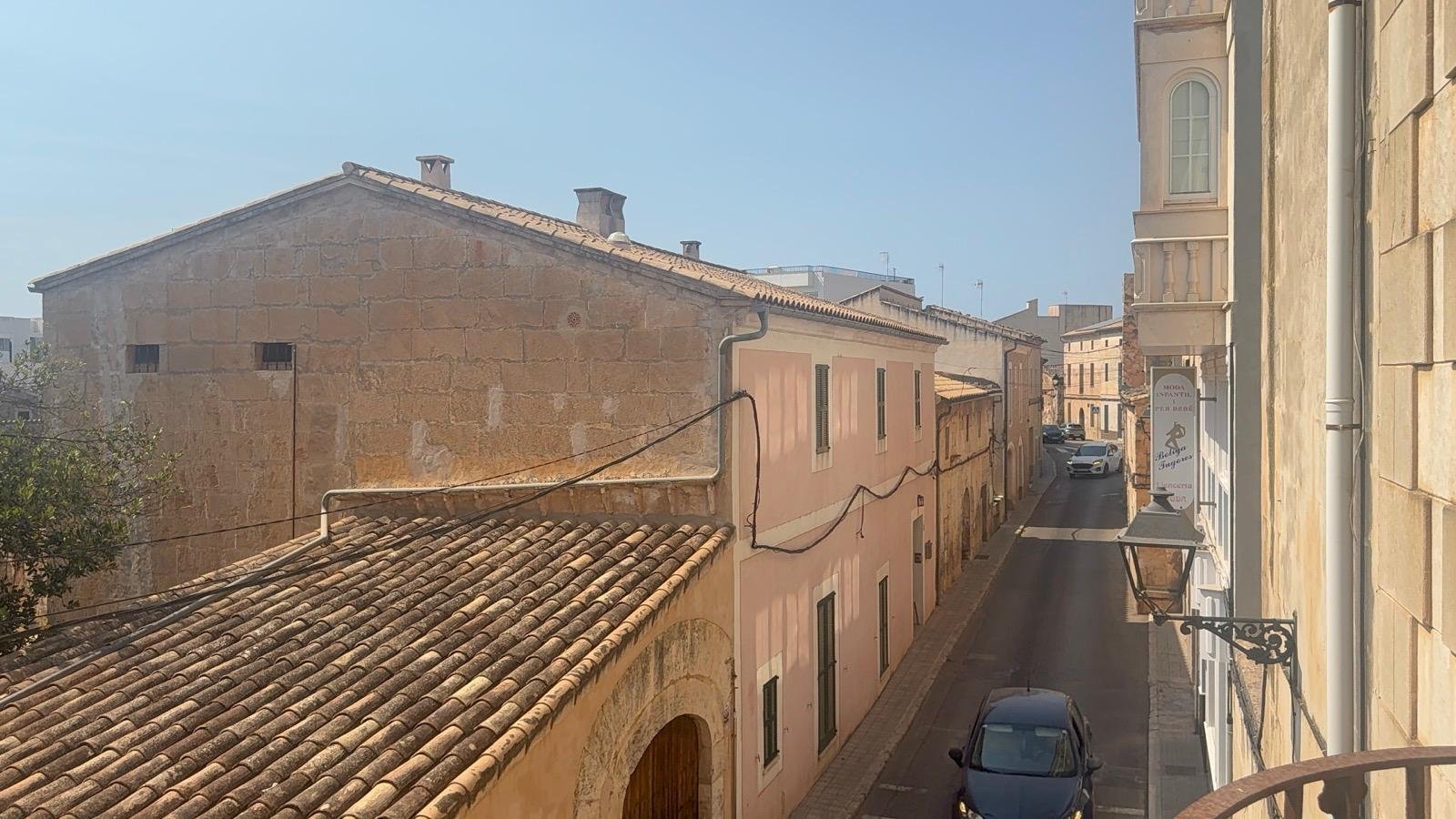 Malerischer Ausblick auf die mittelalterliche Gasse mit authentischer Dachlandschaft