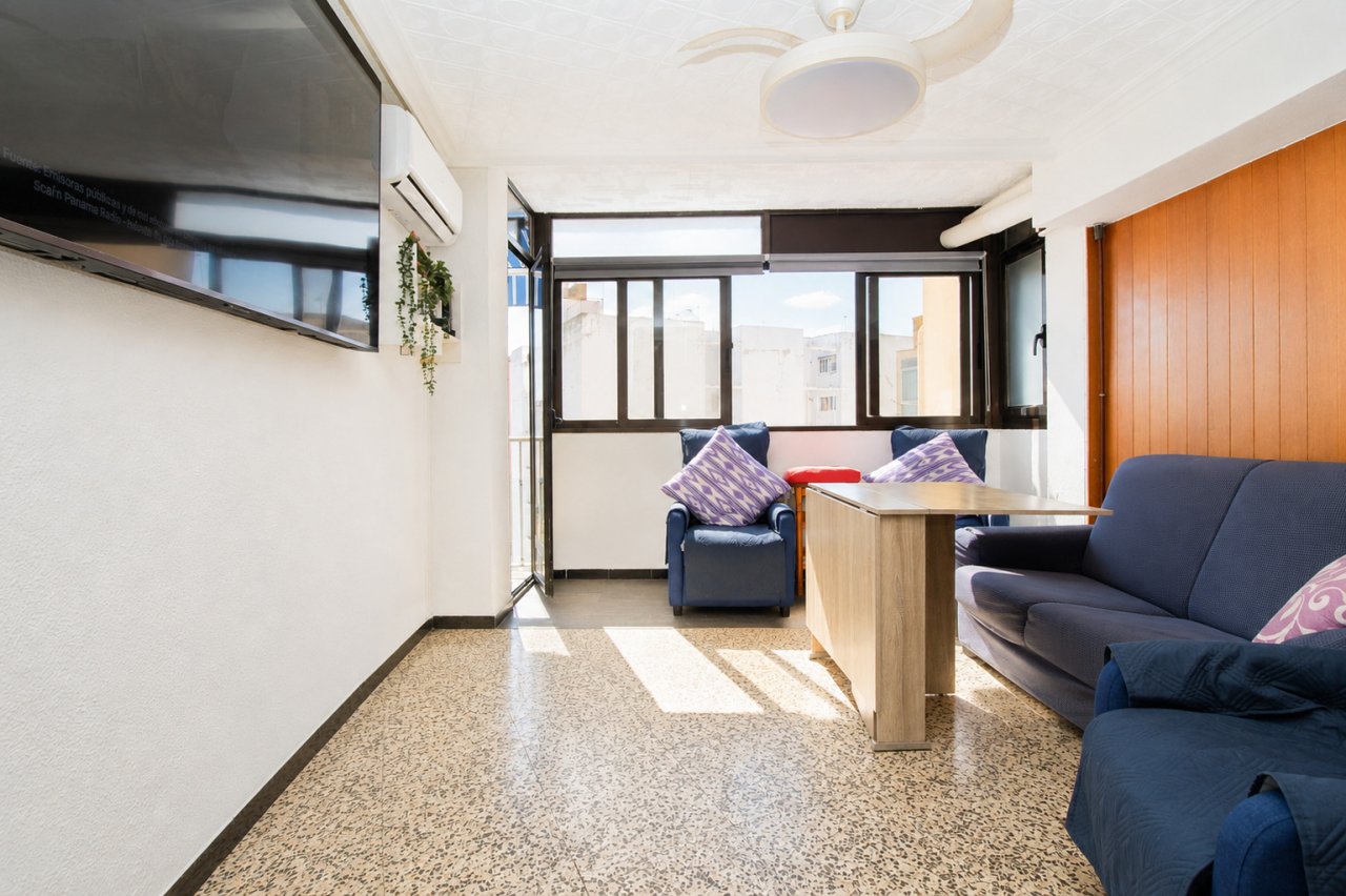 Helles Wohnzimmer mit bodentiefen Panoramafenstern und eleganter Kassettendecke