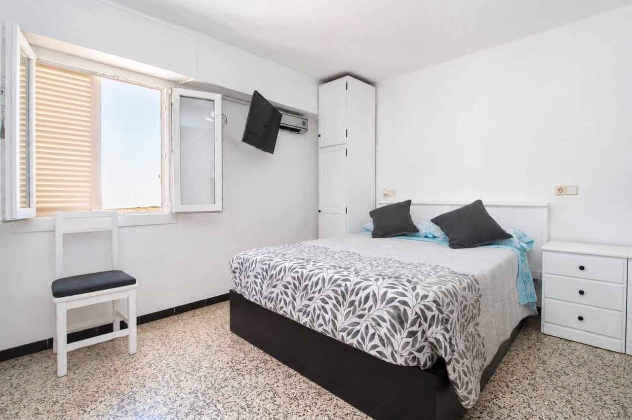 Helles Schlafzimmer mit praktischer Raumaufteilung und moderner Klimatechnik