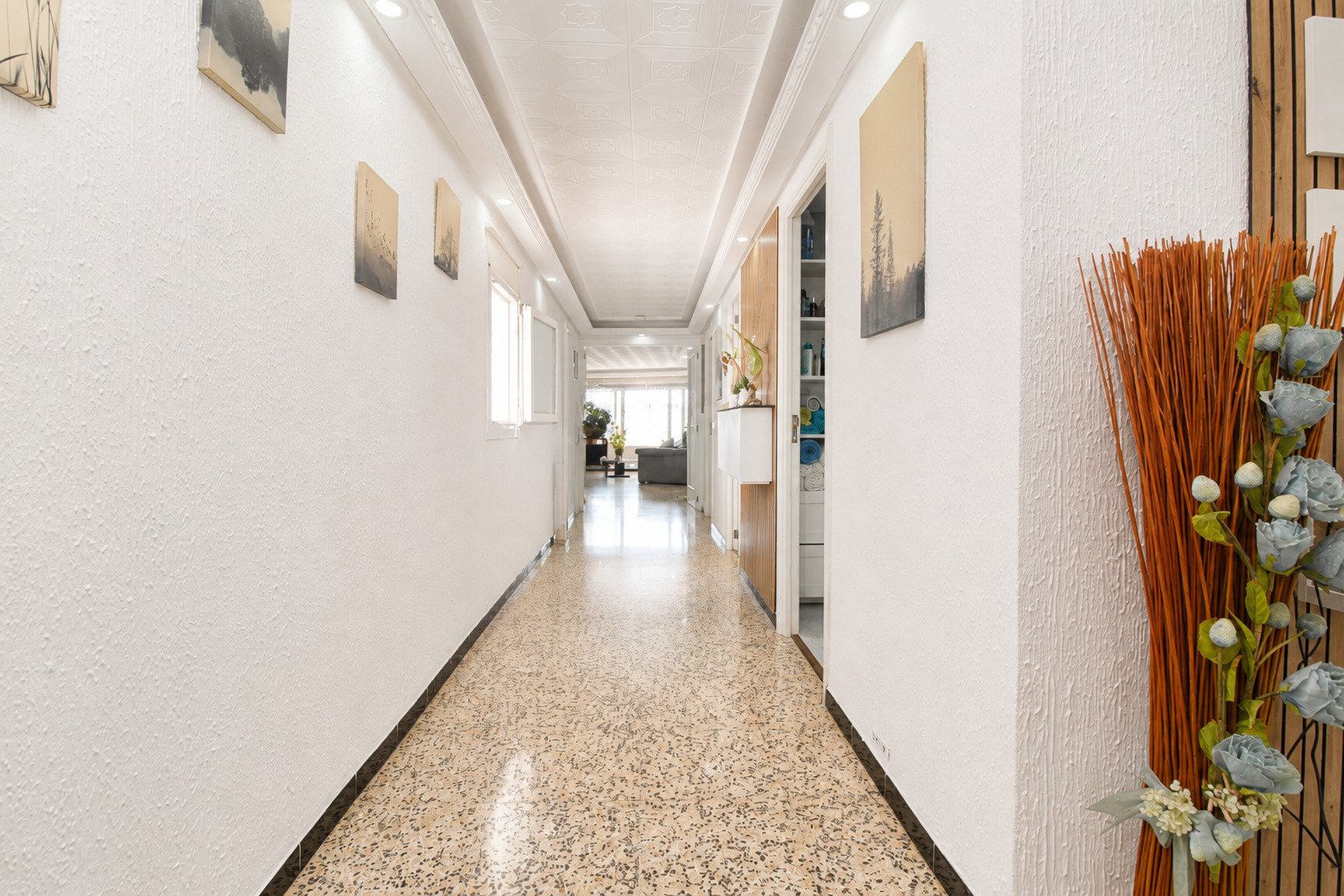 Heller Flur mit hochwertigem Terrazzo-Belag und intelligenter Stauraum-Integration