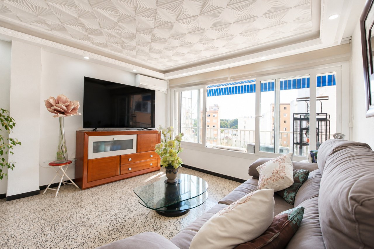 Lichtdurchflutetes Wohnzimmer mit Panoramafenstern und eleganter Kassettendecke