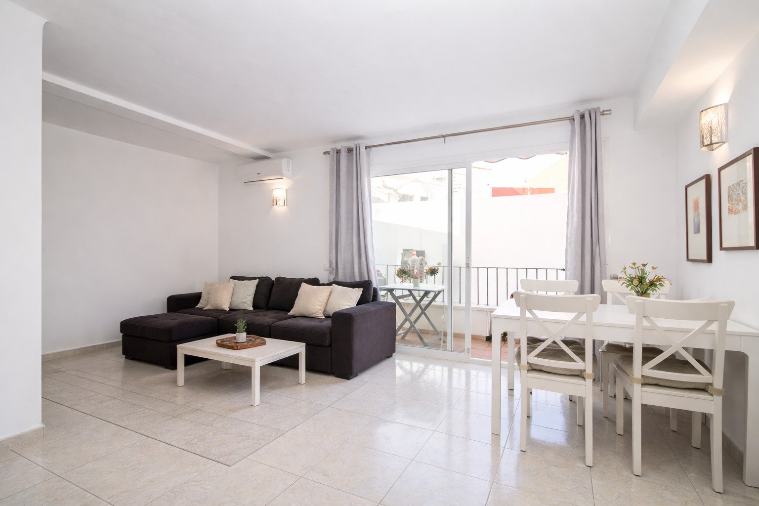 Helles Wohnzimmer mit direktem Balkonzugang und Meerblick Helles Wohnzimmer mit direktem Balkonzugang und Meerblick