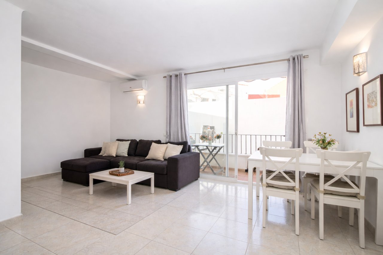 Helles Wohnzimmer mit direktem Balkonzugang und Meerblick Helles Wohnzimmer mit direktem Balkonzugang und Meerblick