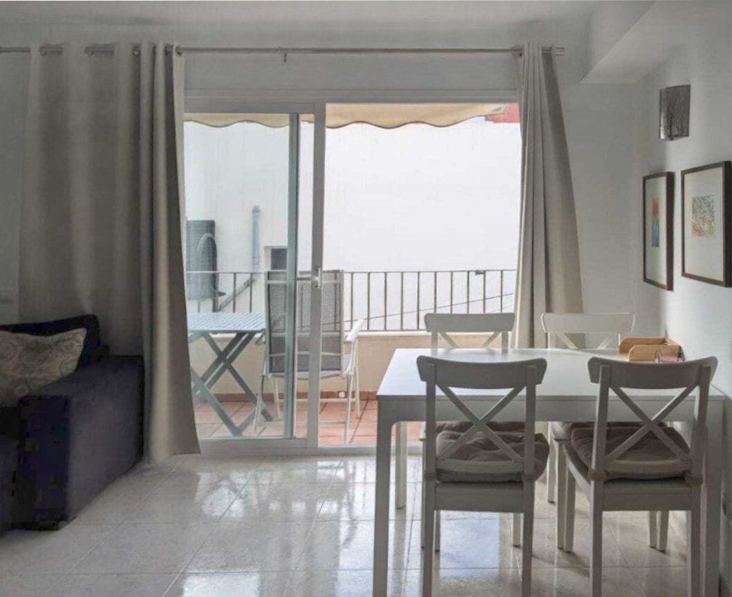 Wohn- und Essbereich mit großflächigen Glasschiebetüren und Meerblick-Terrasse Wohn- und Essbereich mit großflächigen Glasschiebetüren und Meerblick-Terrasse