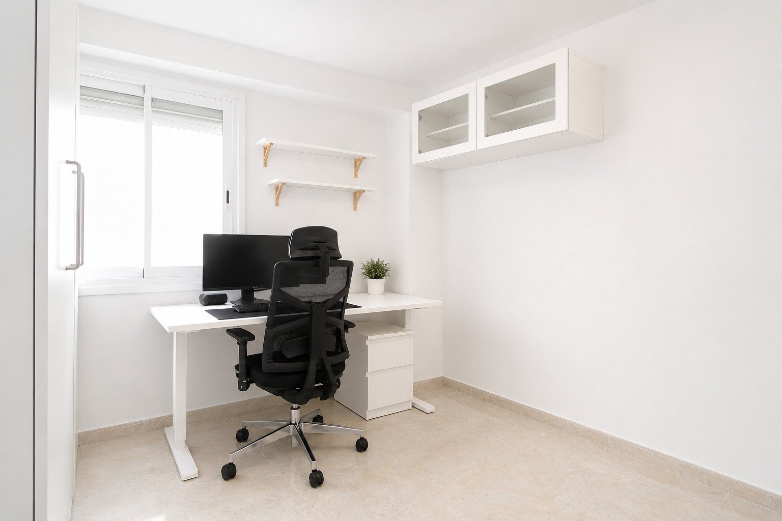 Modernes Arbeitszimmer mit optimaler Lichtzufuhr und praktischer Raumaufteilung Modernes Arbeitszimmer mit optimaler Lichtzufuhr und praktischer Raumaufteilung