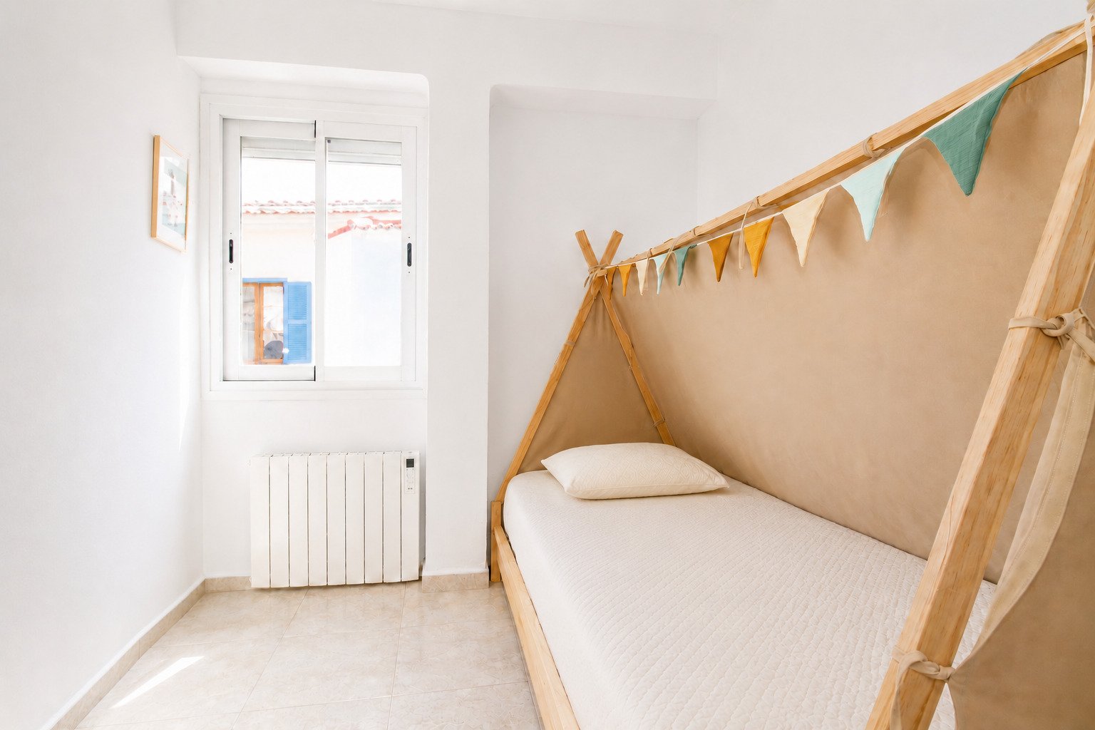 Kinderzimmer mit optimaler Wärmeregelung und hellen Fensterflächenlichtern Kinderzimmer mit optimaler Wärmeregelung und hellen Fensterflächenlichtern