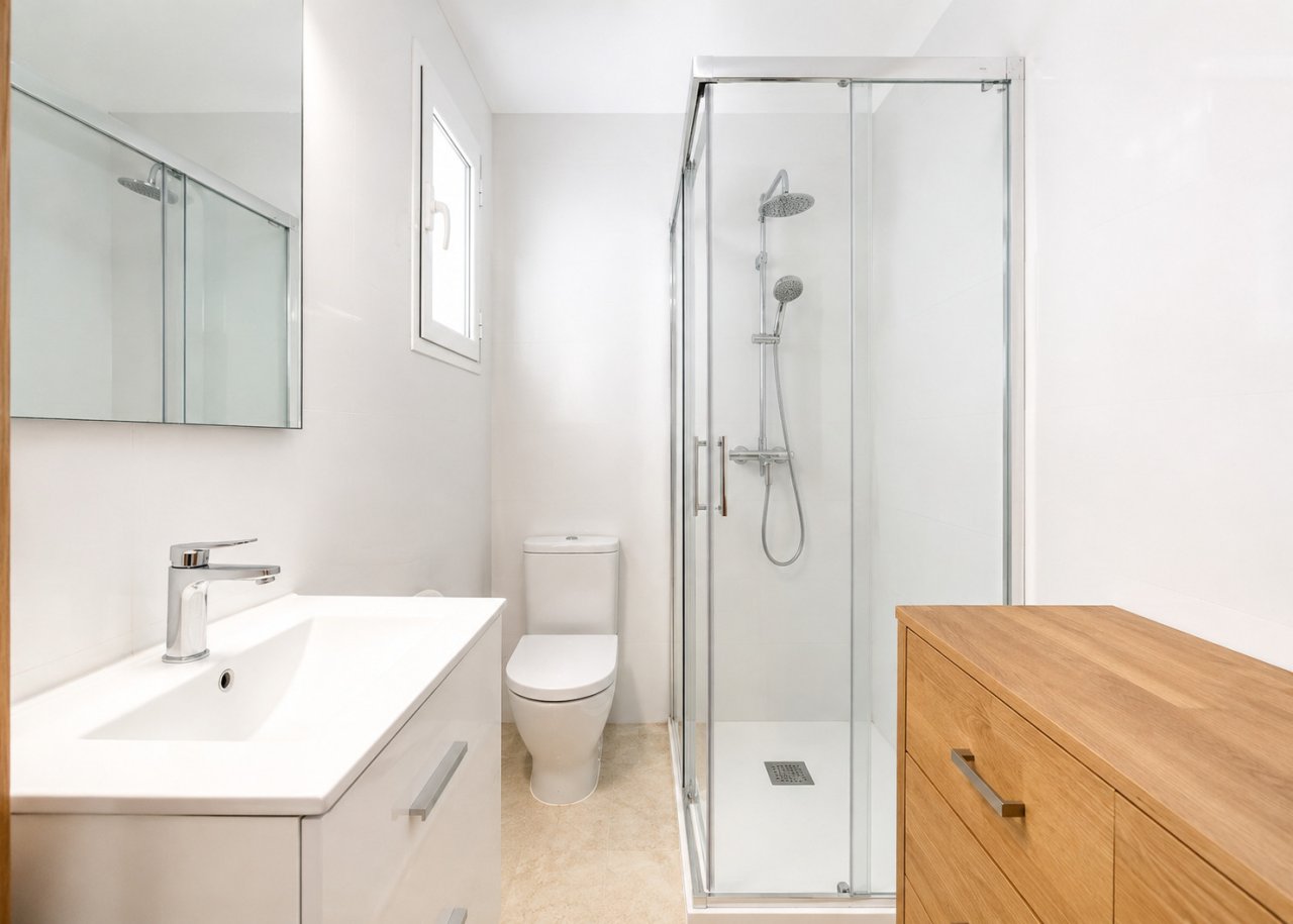 Modernes Badezimmer mit begehbarer Dusche und hochwertiger Ausstattung Modernes Badezimmer mit begehbarer Dusche und hochwertiger Ausstattung