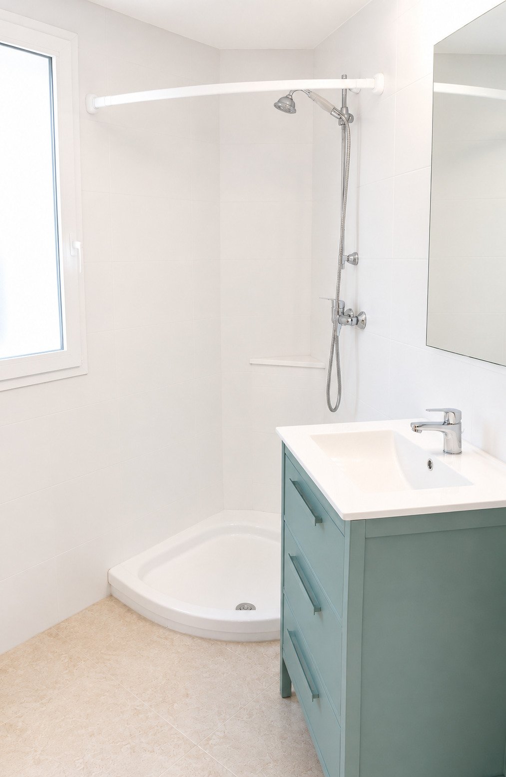 Modernes Badezimmer mit ebenerdiger Dusche und hochwertigem Sanitärkonzept Modernes Badezimmer mit ebenerdiger Dusche und hochwertigem Sanitärkonzept