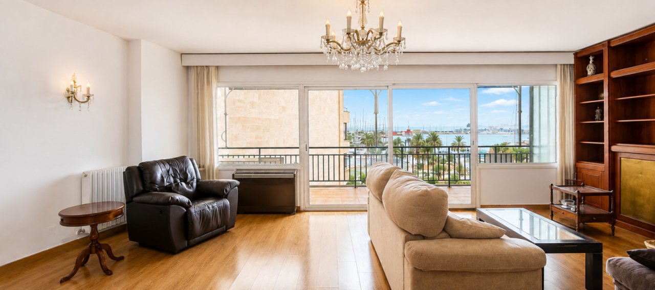 Helles Wohnzimmer mit Zugang zur Terrasse und beeindruckendem Meerblick – luxuriöses Wohnen in bester Lage am Paseo Marítimo in Palma de Mallorca.