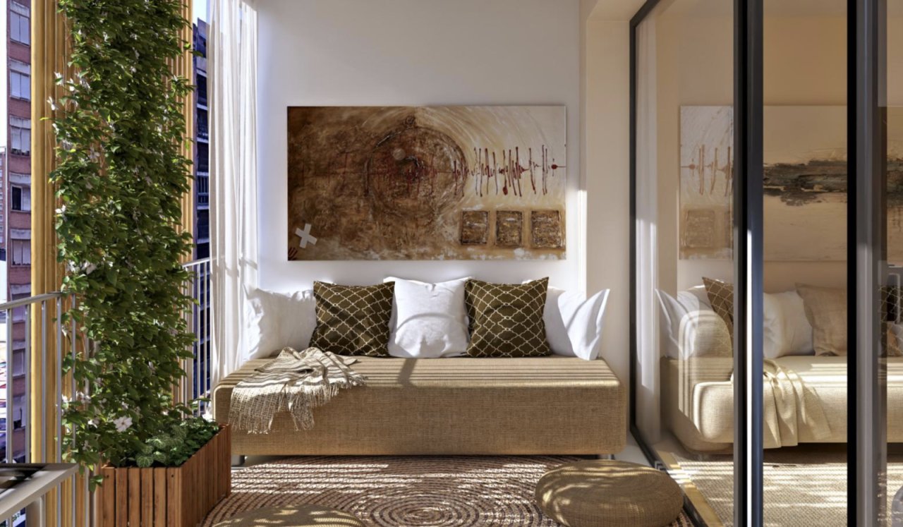 Helles Schlafzimmer mit großflächigen Spiegelelementen und direktem Balkonzugang Helles Schlafzimmer mit großflächigen Spiegelelementen und direktem Balkonzugang