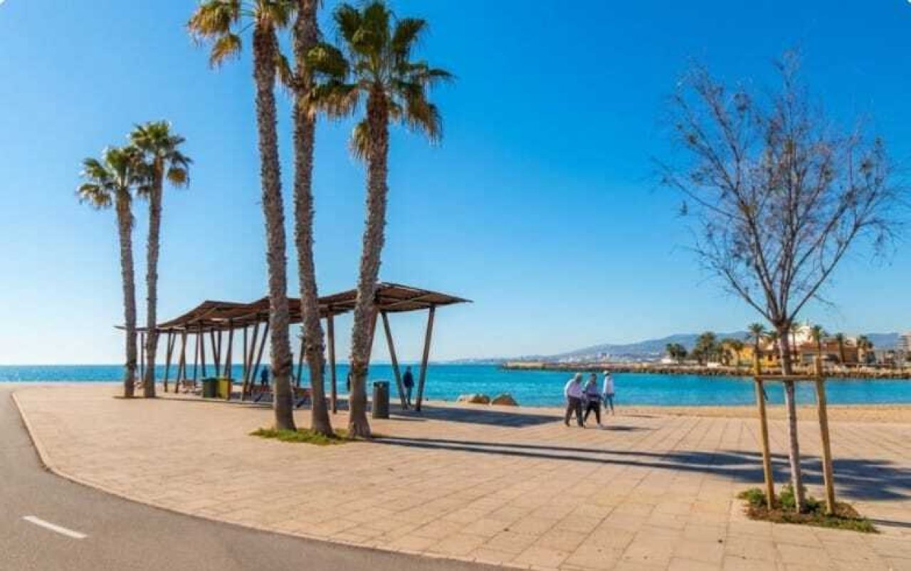 Strandpromenade mit überdachtem Gastronomiepavillon und direktem Meerblick Strandpromenade mit überdachtem Gastronomiepavillon und direktem Meerblick