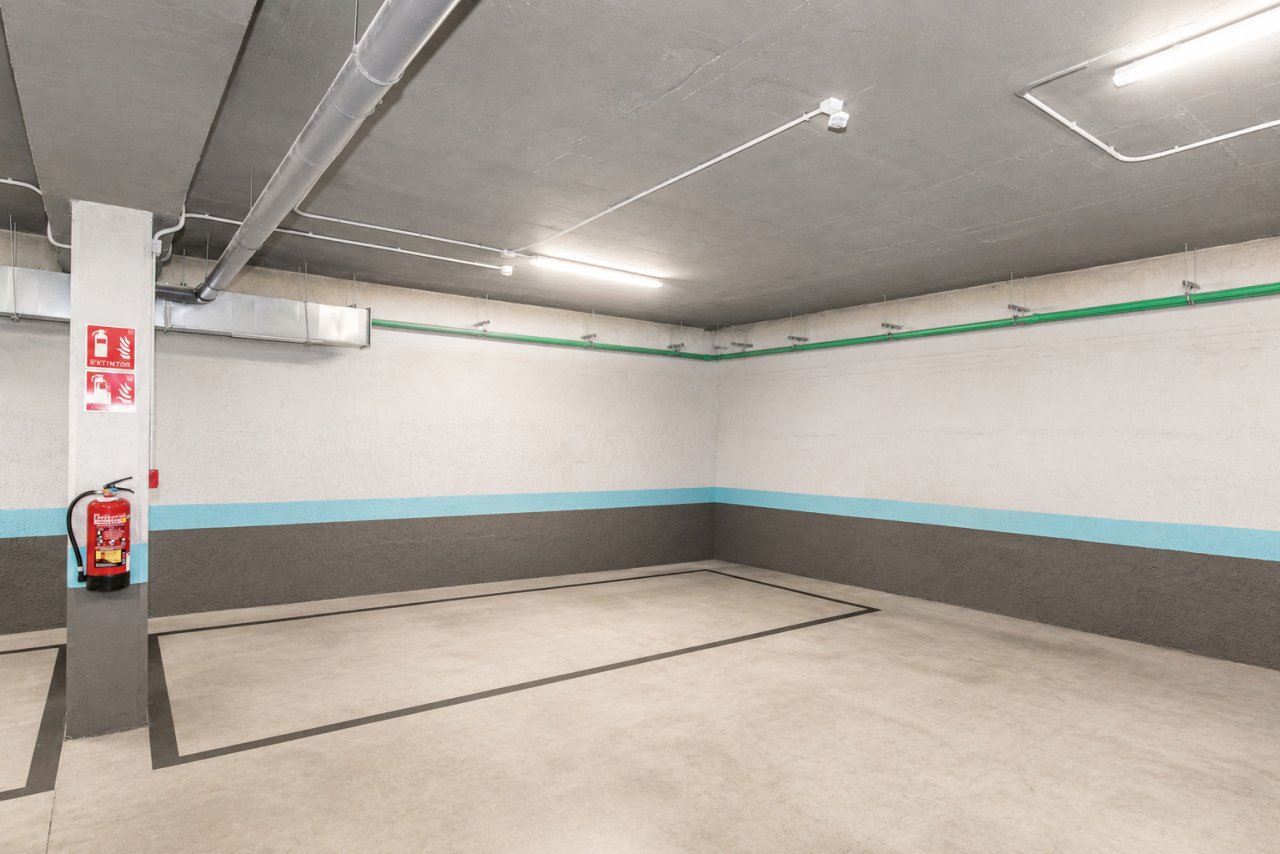 Tiefgarage mit professioneller Infrastruktur – Robuste Betonkonstruktion und optimale Beleuchtung