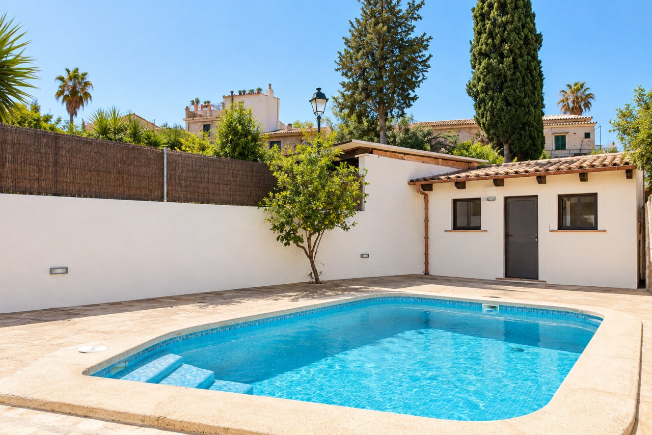 Privater Poolbereich mit stilvoller Terrasse und idyllischer Gartenatmosphäre Privater Poolbereich mit stilvoller Terrasse und idyllischer Gartenatmosphäre