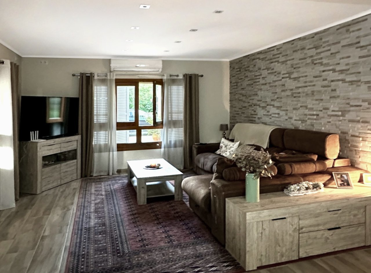 Wohnzimmer mit Kaminofen und direktem Terrassenzugang