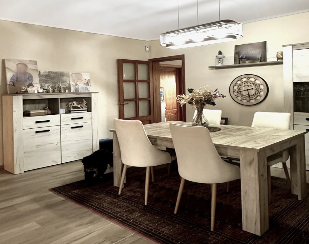Elegantes Esszimmer mit offener Raumgestaltung und hochwertiger Ausstattung