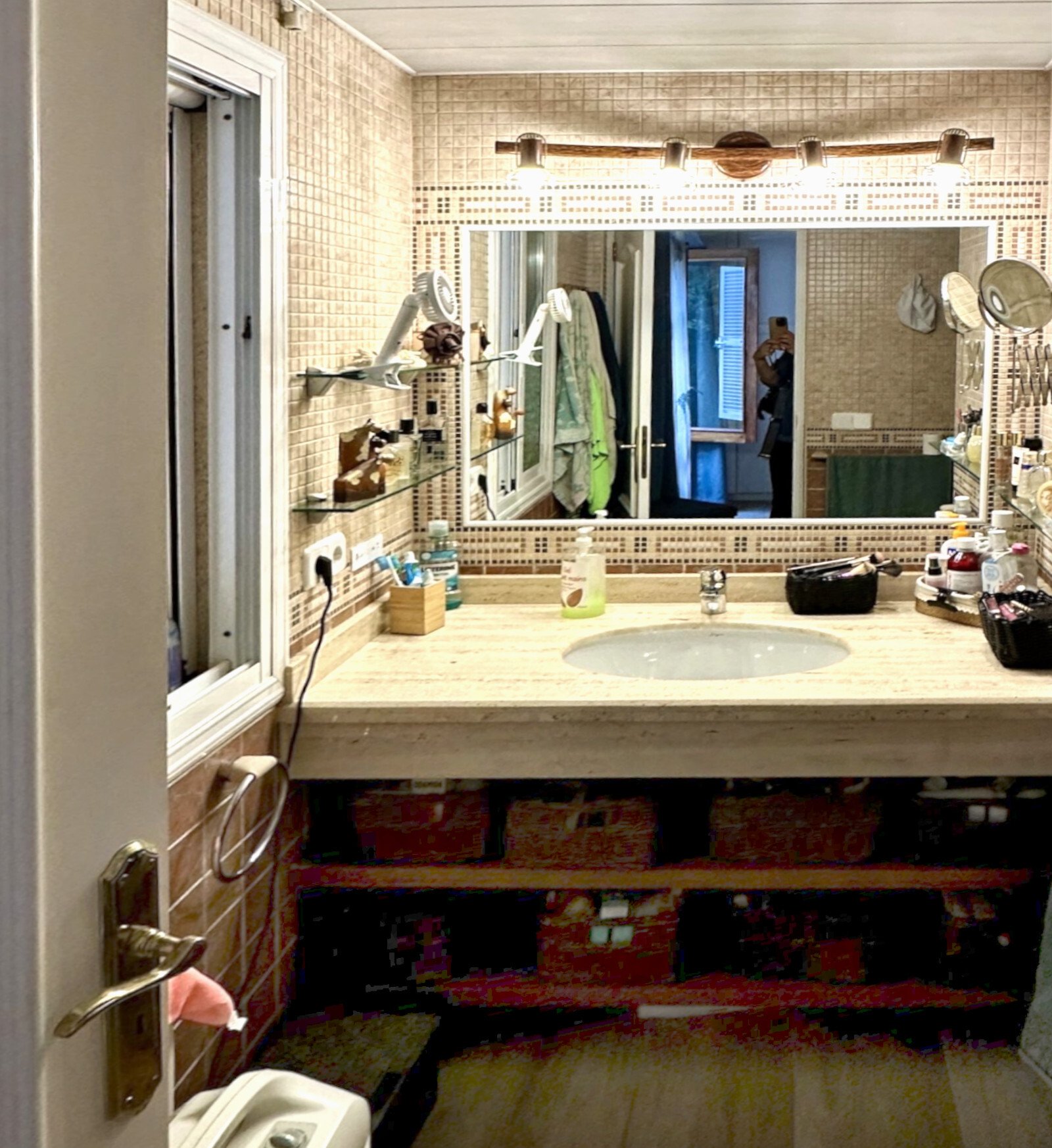 Modernes Badezimmer mit breiter Waschtischanlage und großflächigem Spiegelsystem