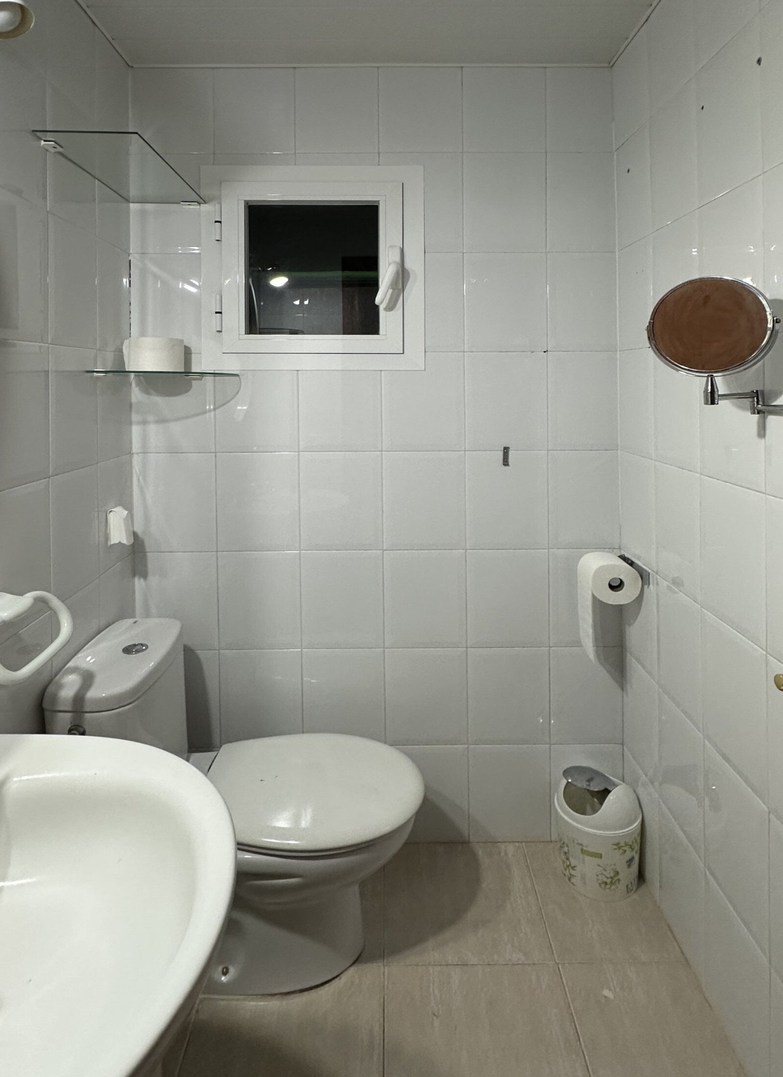 Funktionales Gäste-WC mit praktischer Ausstattung und Fensterbelüftung