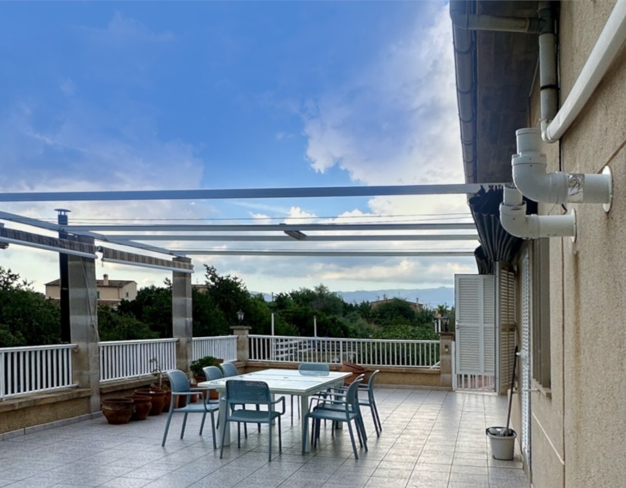 Exklusive Dachterrasse mit Pergola-Überdachung und Panoramablick auf die Landschaft