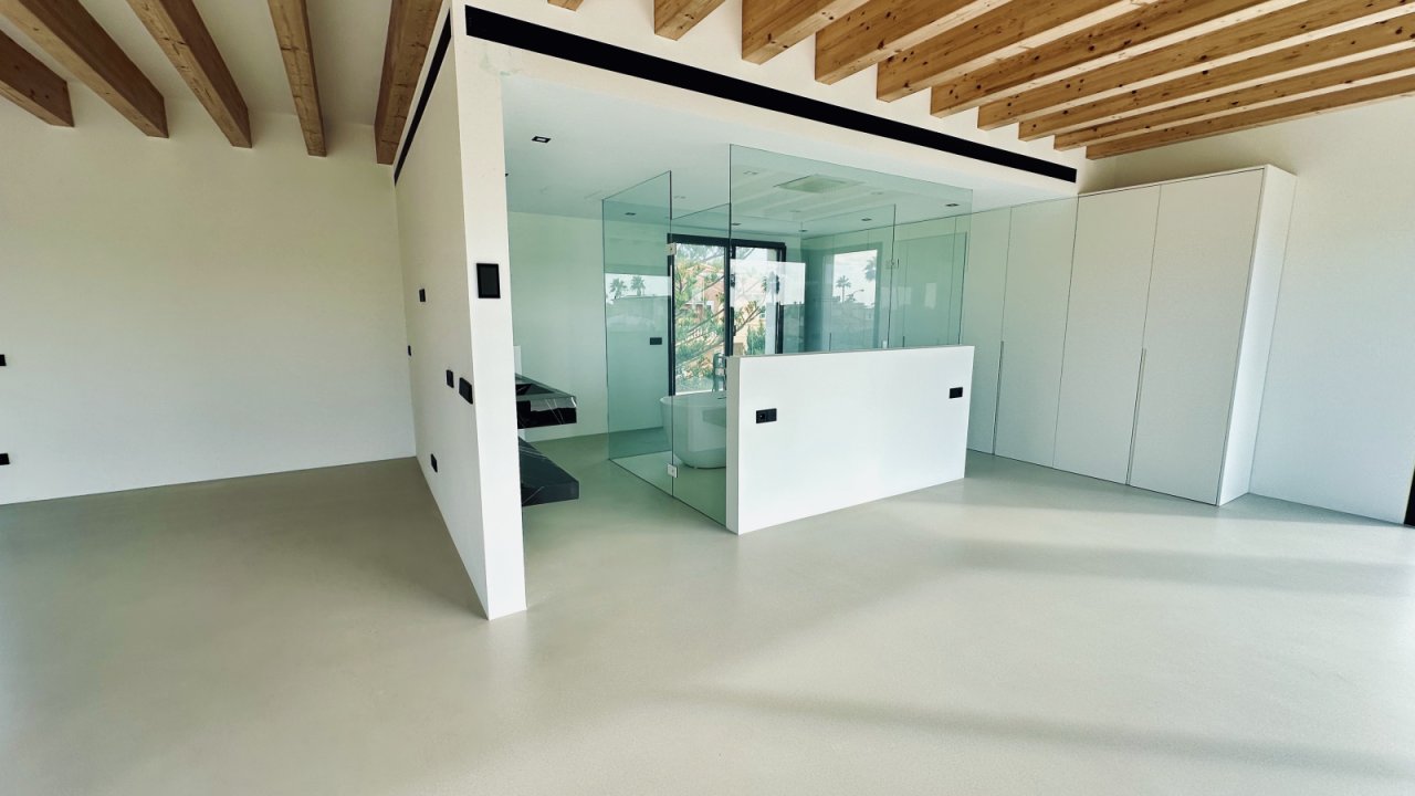 Luxuriöse Master-Suite mit begehbarem Ankleidezimmer und Spa-Bereich Luxuriöse Master-Suite mit begehbarem Ankleidezimmer und Spa-Bereich