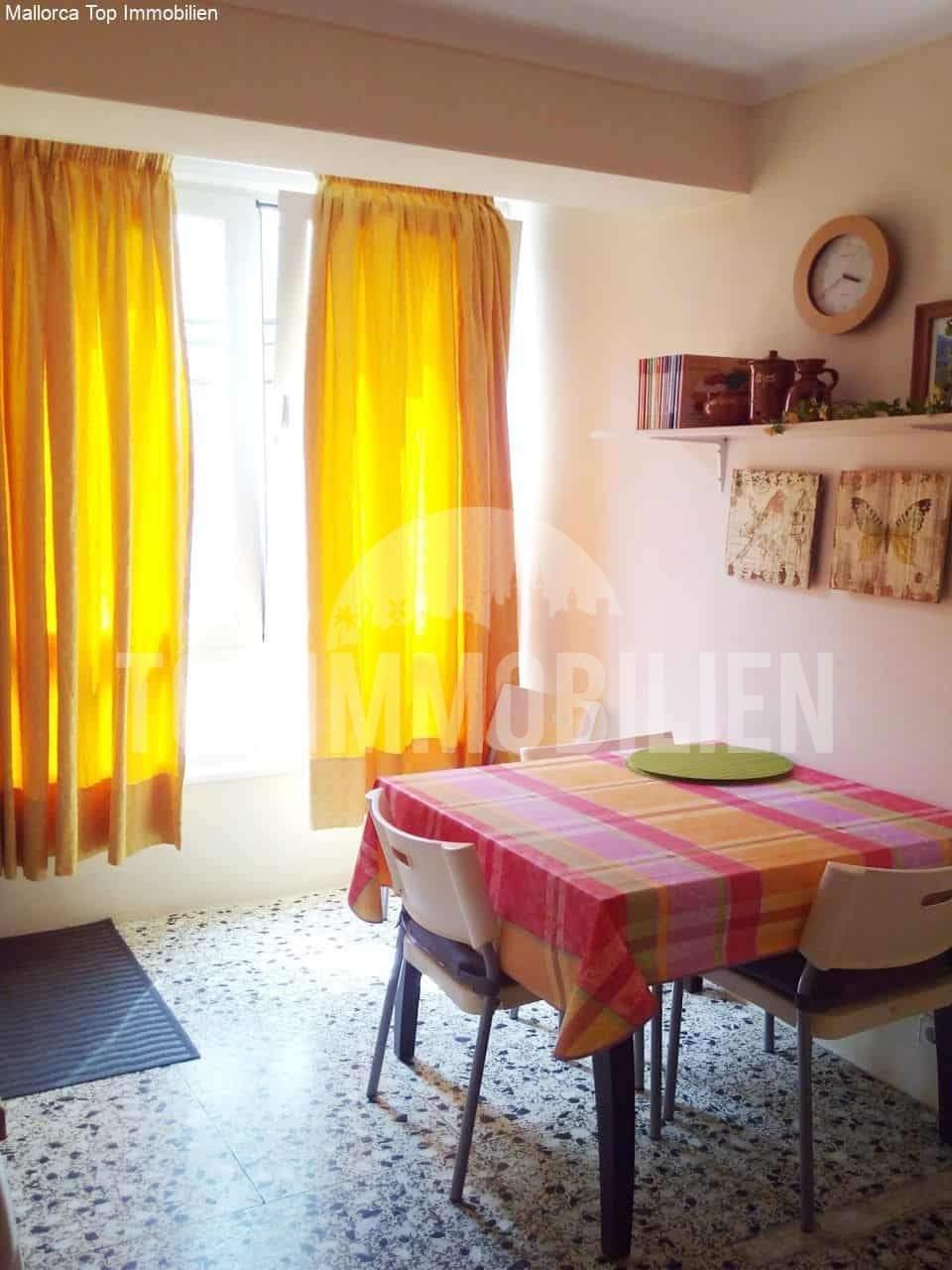 Helles Esszimmer mit direktem Zugang zur Terrasse und eingebauten Wandregalen