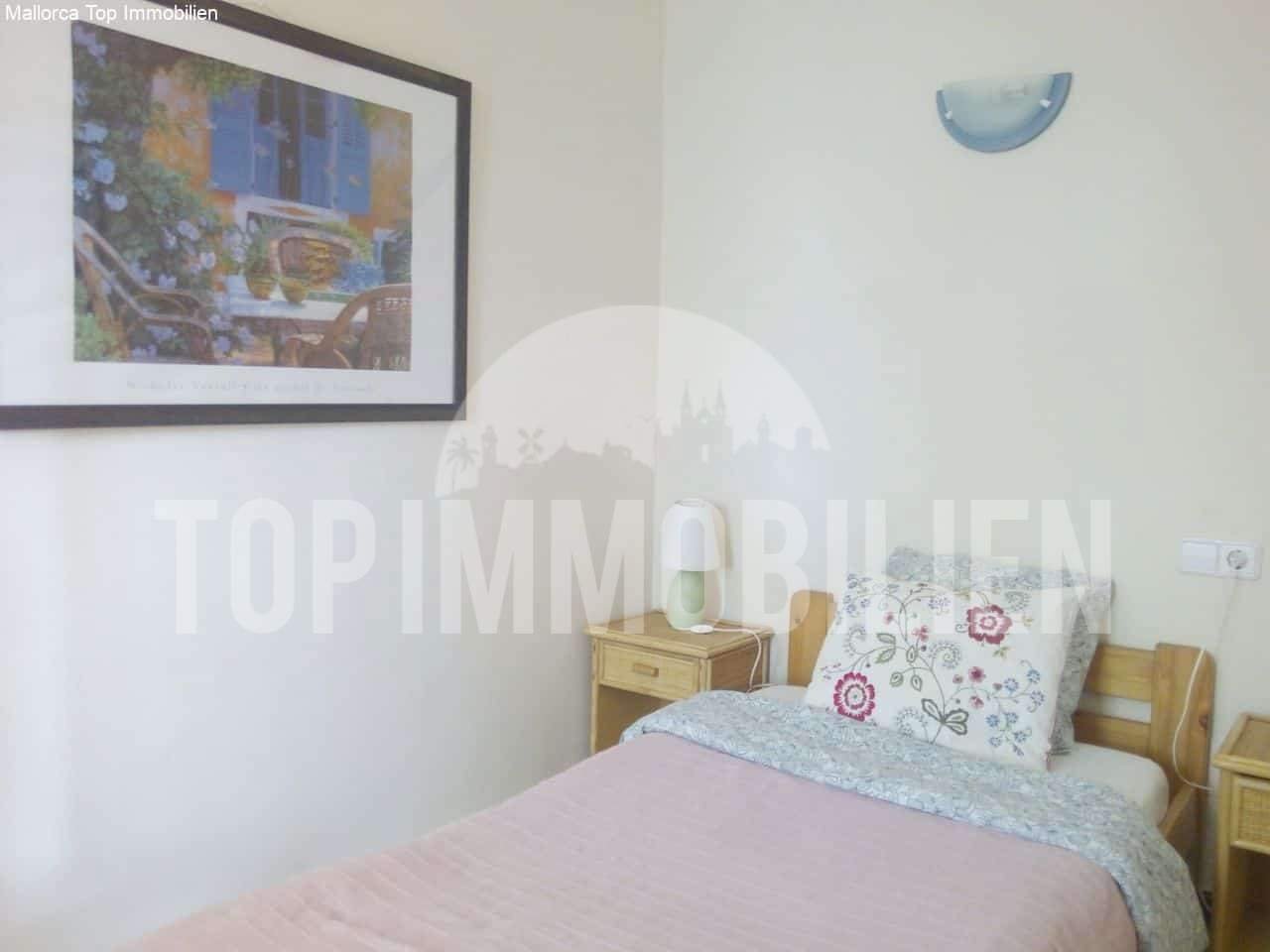 **Gemütliches Schlafzimmer mit praktischen Einbauschränken und heller Raumgestaltung**