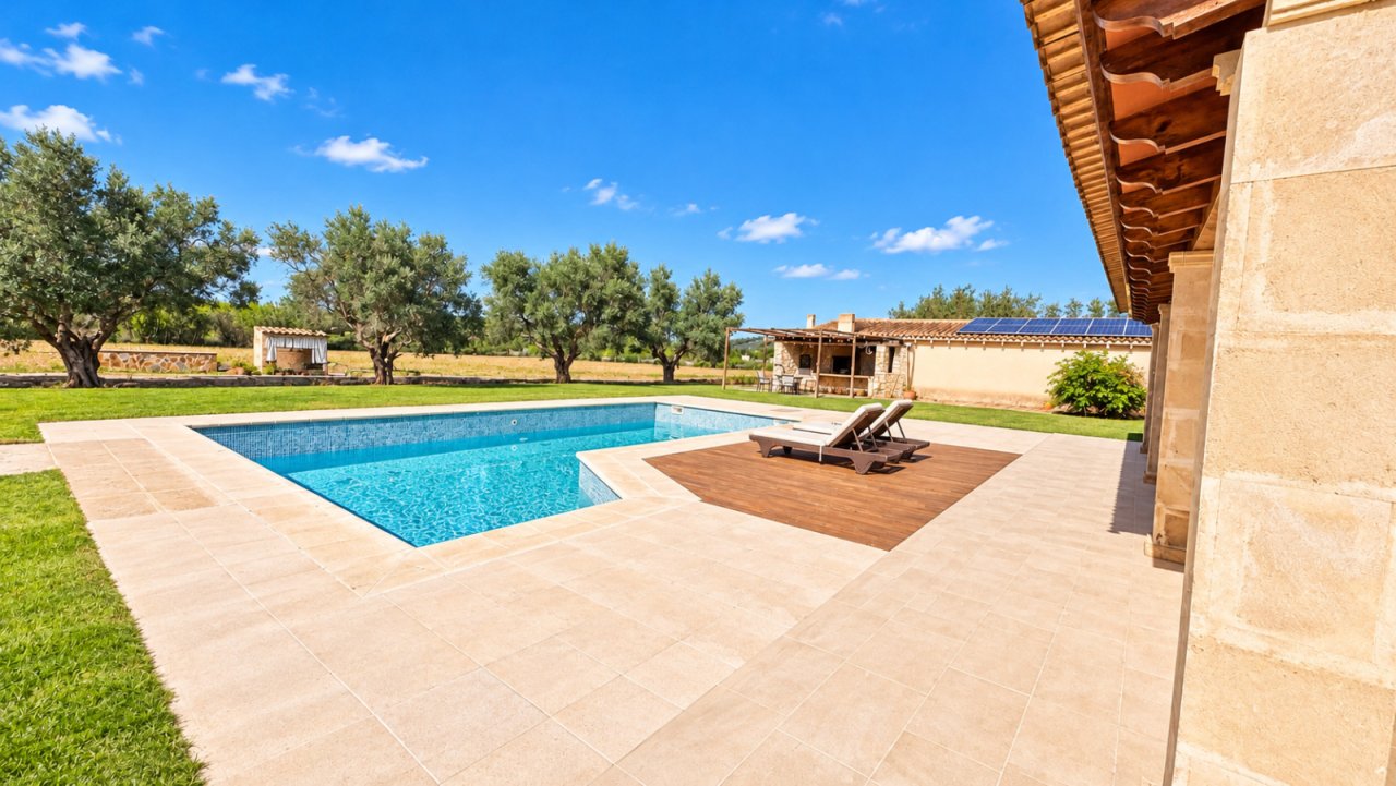 Geräumiger Außenbereich mit Pool und sonniger Holzterrasse Geräumiger Außenbereich mit Pool und sonniger Holzterrasse