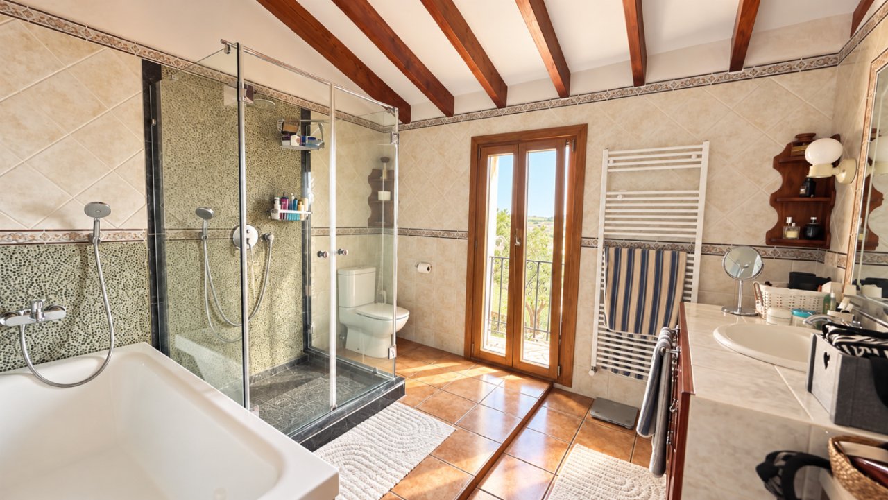 Badezimmer mit durchdachter Raumaufteilung, Badezimmer mit durchdachter Raumaufteilung,