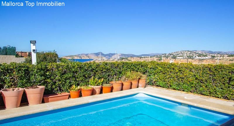 Swimmingpool mit unverbaubarem Fernblick auf Bucht und Berglandschaft Swimmingpool mit unverbaubarem Fernblick auf Bucht und Berglandschaft