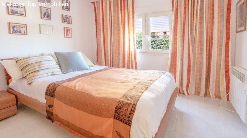 Helles Schlafzimmer mit direktem Zugang zur Terrasse und großflächigen Fenstern Helles Schlafzimmer mit direktem Zugang zur Terrasse und großflächigen Fenstern