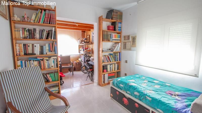 Vielseitiges Zimmer mit flexibler Raumnutzung und reichlich Stauraum Vielseitiges Zimmer mit flexibler Raumnutzung und reichlich Stauraum