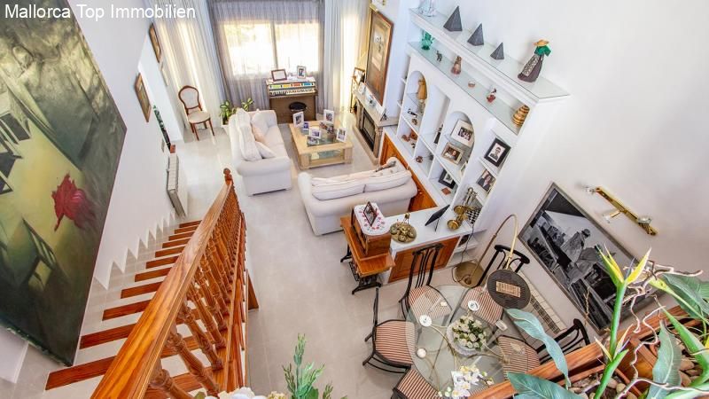 Offenes Wohnzimmer mit Galerie und intelligenter Raumaufteilung Offenes Wohnzimmer mit Galerie und intelligenter Raumaufteilung