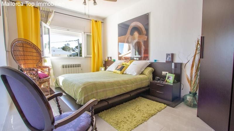Helles Schlafzimmer mit Fensterfront und integriertem Stauraum Helles Schlafzimmer mit Fensterfront und integriertem Stauraum
