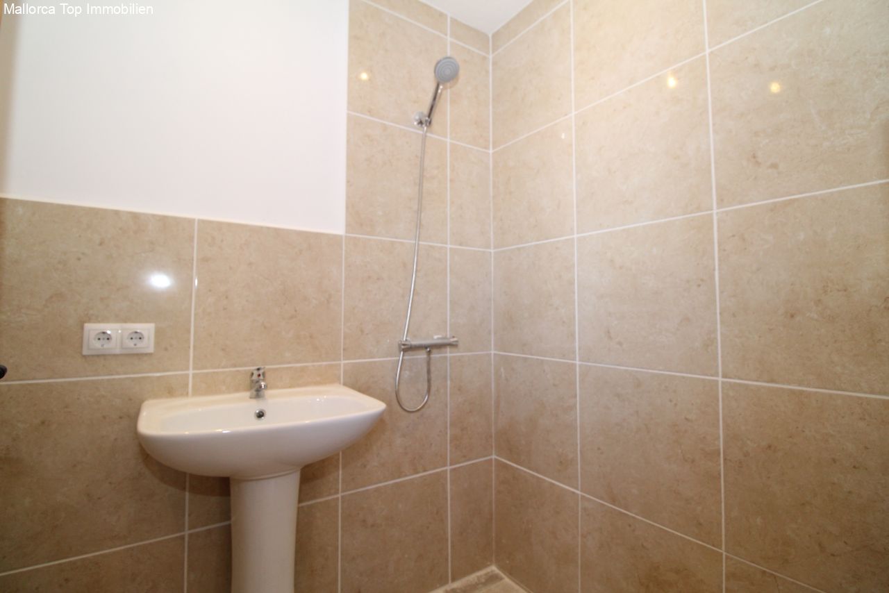 Modernes Badezimmer mit praktischer Duschanlage und zeitgemäßer Sanitärausstattung Modernes Badezimmer mit praktischer Duschanlage und zeitgemäßer Sanitärausstattung