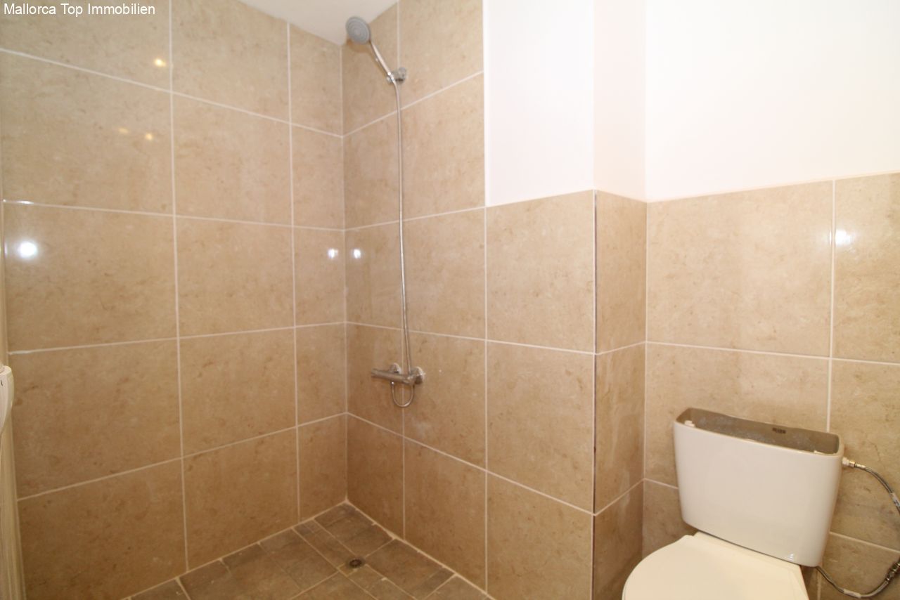 Modernes Badezimmer mit bodengleicher Dusche und hochwertiger Fliesenausstattung – funktionale Nasszelle mit praktischem Standard Modernes Badezimmer mit bodengleicher Dusche und hochwertiger Fliesenausstattung – funktionale Nasszelle mit praktischem Standard