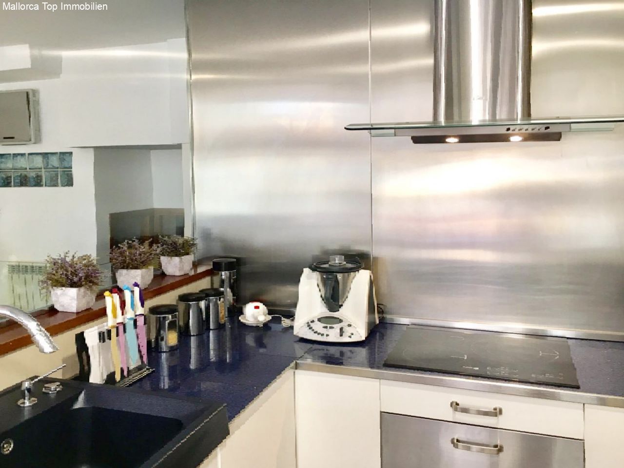 Moderne Küche mit eleganter Edelstahlausstattung und praktischer Arbeitsplatzgestaltung Moderne Küche mit eleganter Edelstahlausstattung und praktischer Arbeitsplatzgestaltung