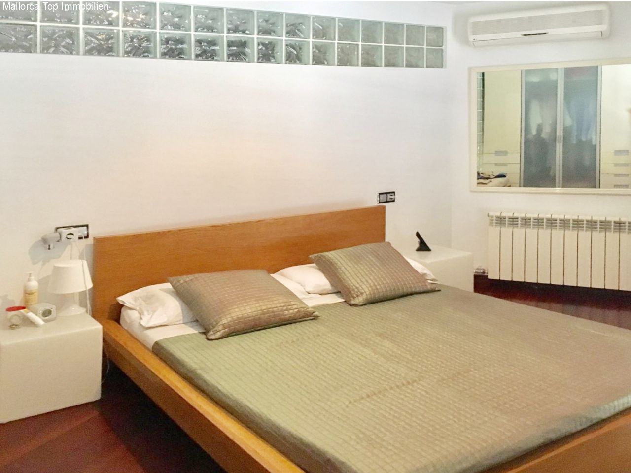 Helles Schlafzimmer mit durchdachtem Raumkonzept und moderner Klimatechnik Helles Schlafzimmer mit durchdachtem Raumkonzept und moderner Klimatechnik