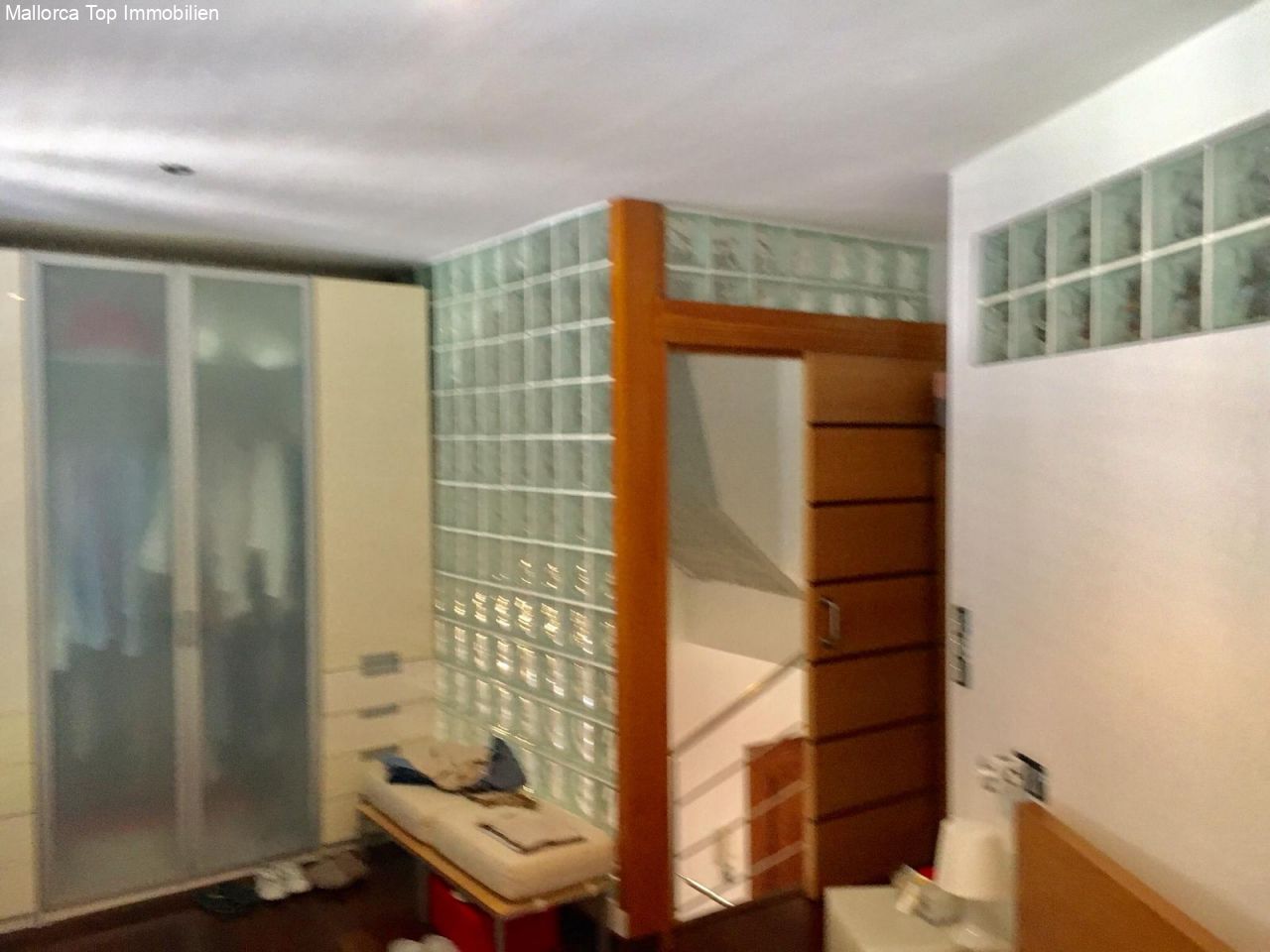 Schlafzimmer mit integriertem Ankleidebereich und maßgeschneiderter Schrankwandlösung Schlafzimmer mit integriertem Ankleidebereich und maßgeschneiderter Schrankwandlösung