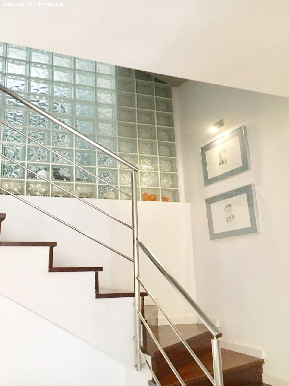 Elegante Treppenhalle mit raumhohen Glasflächen und modernem Edelstahl-Geländer Elegante Treppenhalle mit raumhohen Glasflächen und modernem Edelstahl-Geländer
