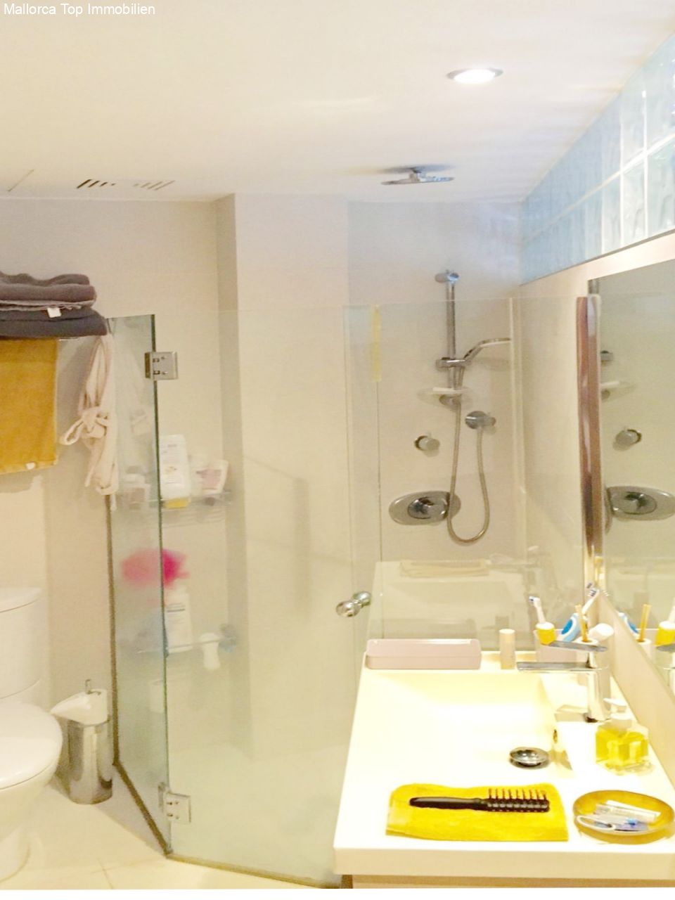 Modernes Badezimmer mit separater Duschzone und großflächigem Waschtisch Modernes Badezimmer mit separater Duschzone und großflächigem Waschtisch
