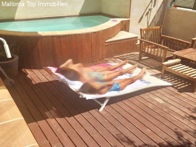 Luxuriöse Wellnessoase mit beheiztem Whirlpool und sonniger Terrasse Luxuriöse Wellnessoase mit beheiztem Whirlpool und sonniger Terrasse