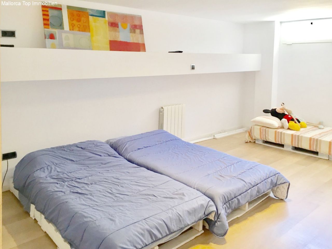 Helles Schlafzimmer mit Ankleidebereich und Heizanlage Helles Schlafzimmer mit Ankleidebereich und Heizanlage