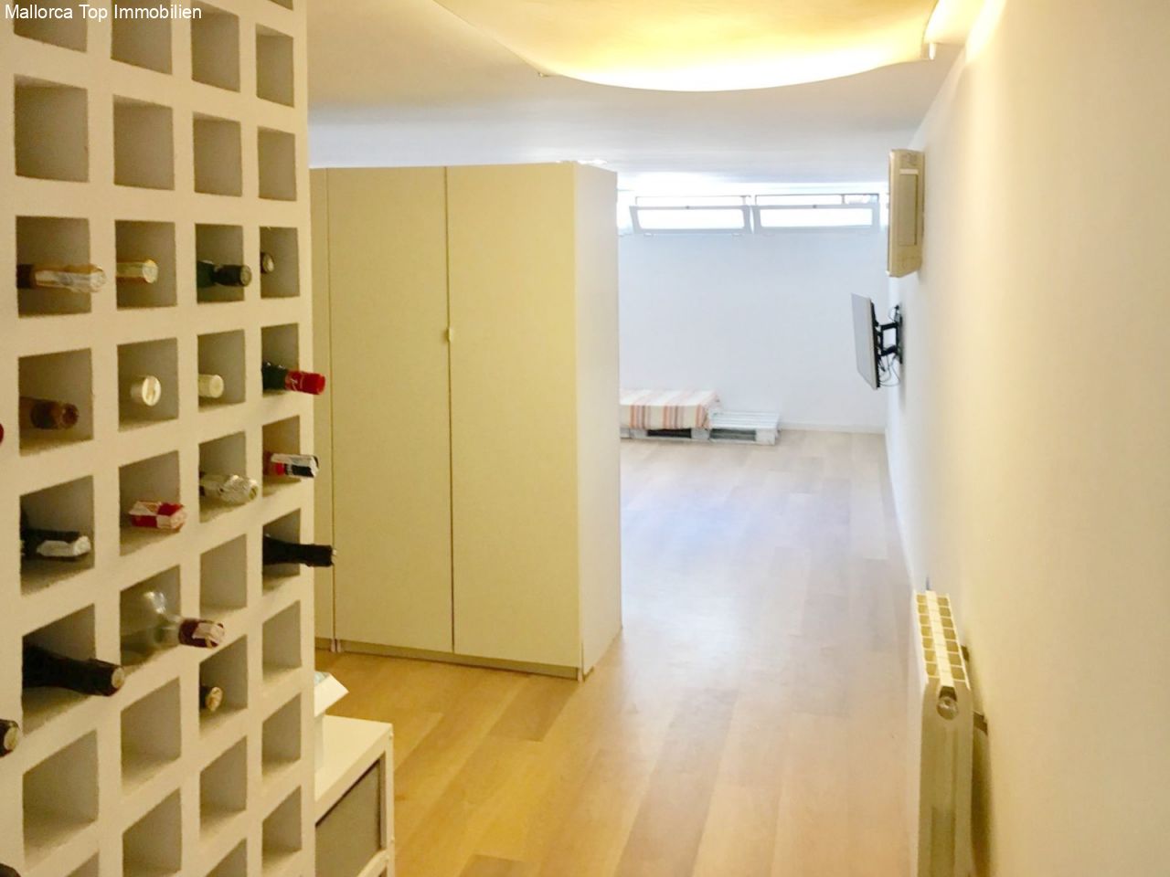 Begehbarer Ankleideraum mit intelligenter Schrankwandlösung und optimaler Stauraum-Effizienz Begehbarer Ankleideraum mit intelligenter Schrankwandlösung und optimaler Stauraum-Effizienz