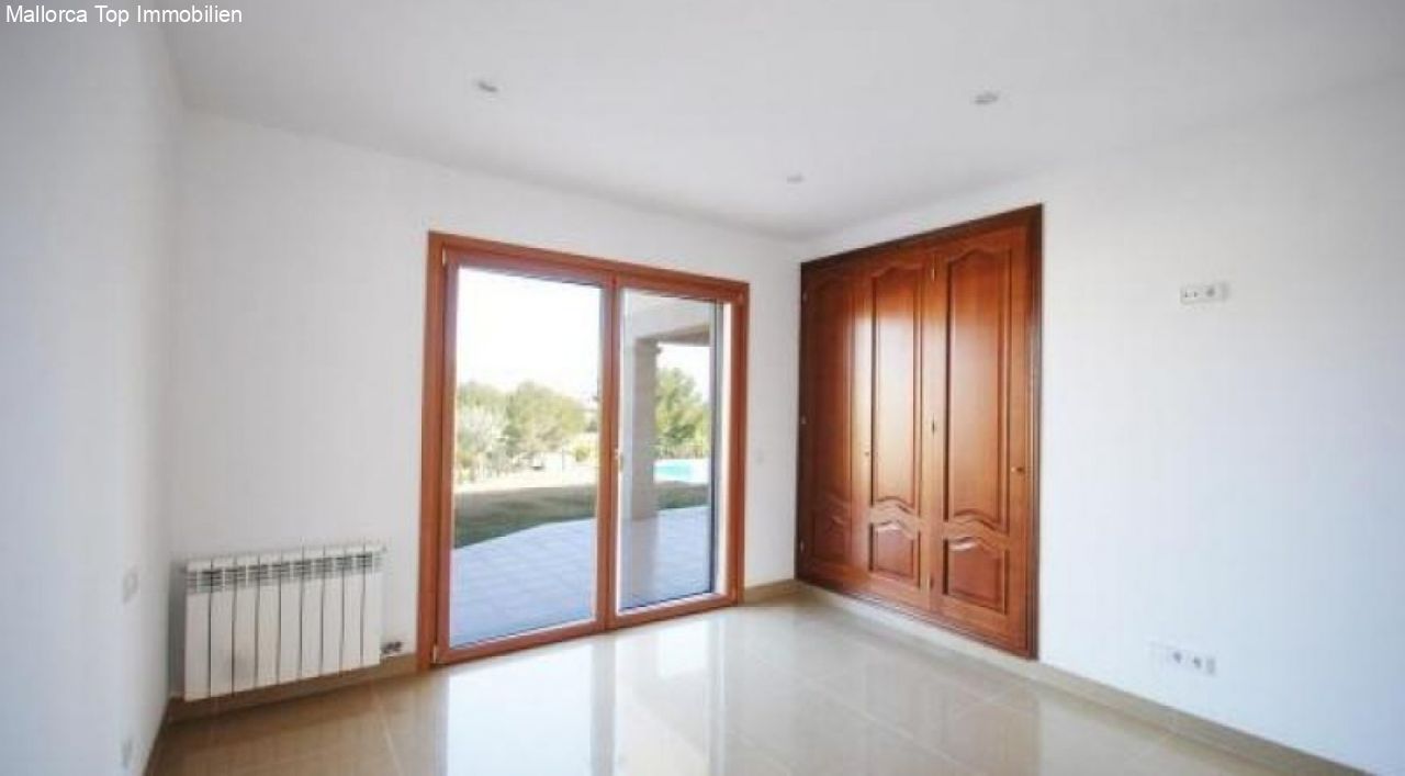 Elegantes Schlafzimmer mit direktem Terrassenzugang und hochwertigen Holzeinbauschränken Elegantes Schlafzimmer mit direktem Terrassenzugang und hochwertigen Holzeinbauschränken