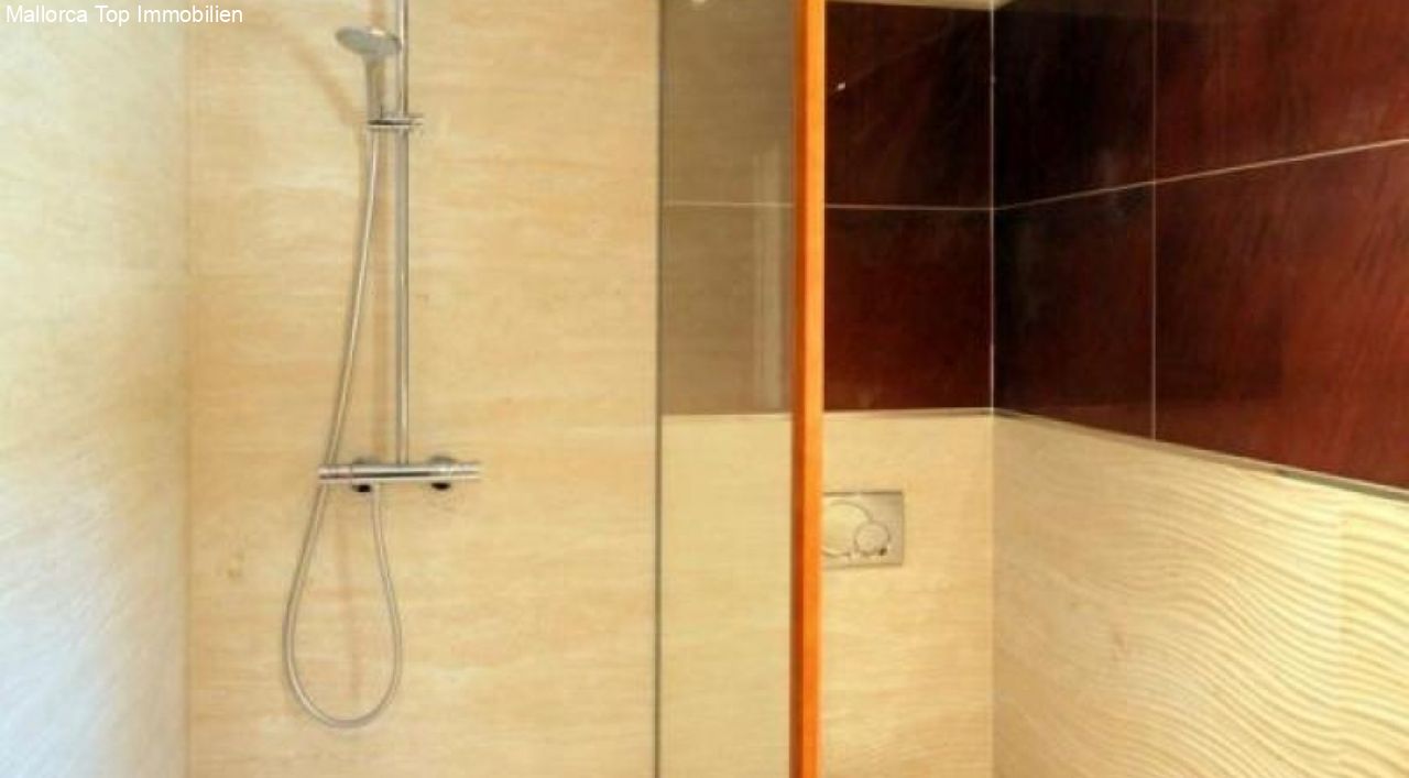 Modernes Badezimmer mit ebenerdiger Dusche und hochwertiger Glasabtrennung Modernes Badezimmer mit ebenerdiger Dusche und hochwertiger Glasabtrennung